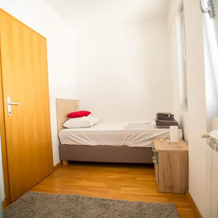 Διαμέρισμα Three Bedroom Near Center